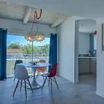 Oceanside Italian Luxury 2 Bedroom Apt With Free Parking