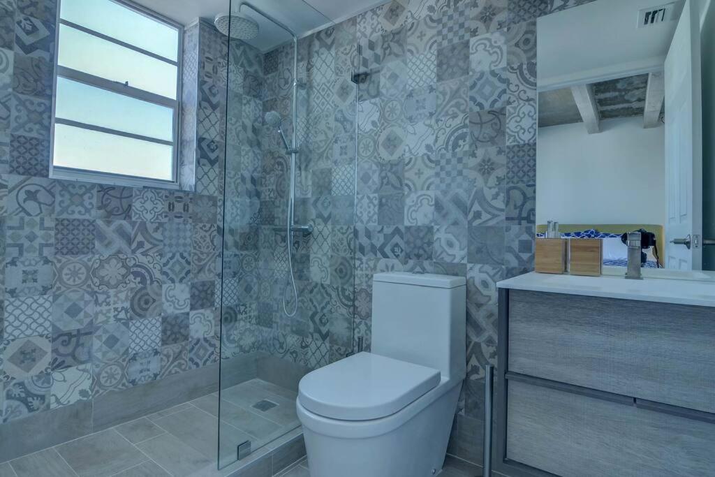 Oceanside Italian Luxury 2 Bedroom Apt With Free Parking