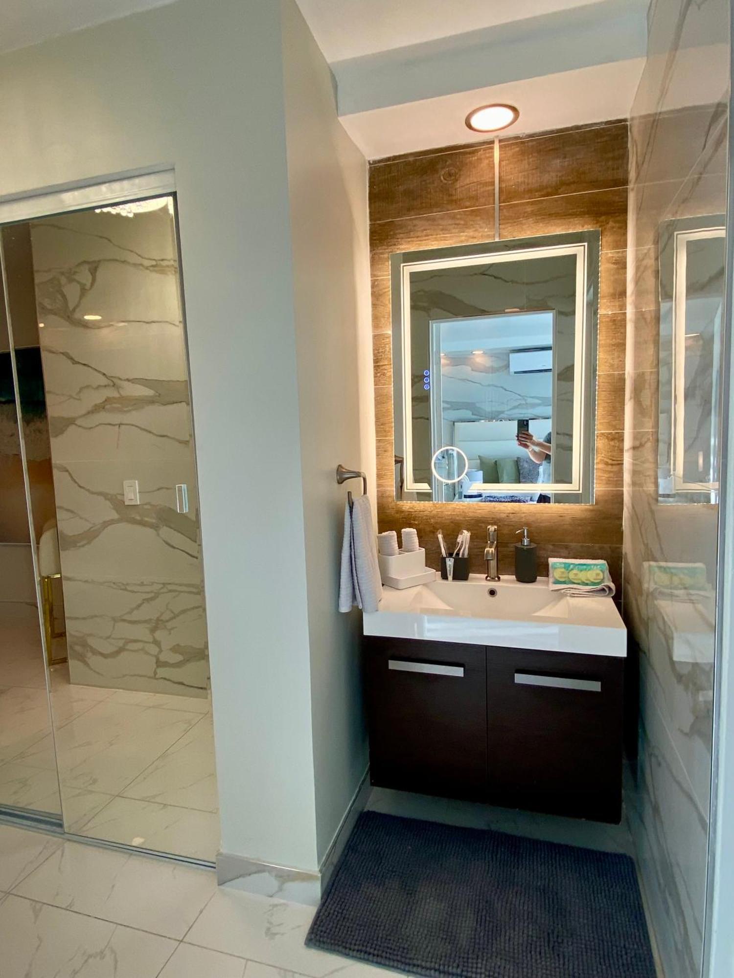 Luxurious Remodeled Direct Waterfront With Miami Skyline View And Outdoor Terrace Free Parking 5min Drive To Miami Appartamento