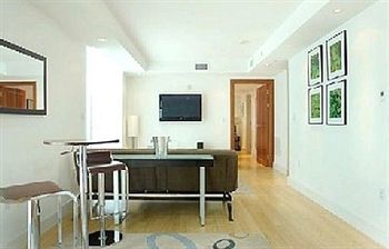Ocean Five Apartment *